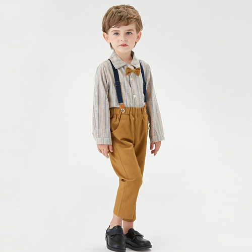Conjunto De Camiseta A Rayas Con Pajarita Y Pantalones Con T