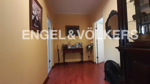 Amplia Casa Esquina En Venta Con Uso Comercial.