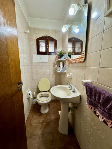 Duplex En Excelente Estado Sobre Calle Medina, Caseros Centro