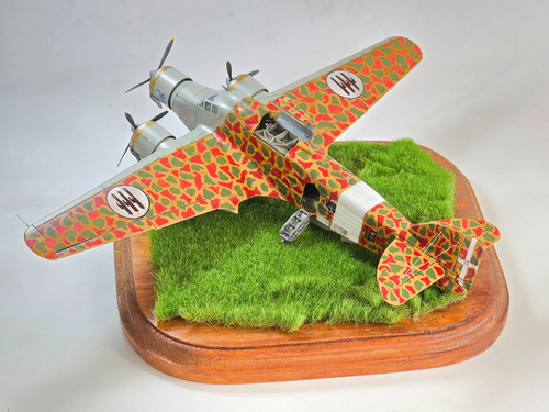 Kit Montado Savoia Marchetti Sm.79 Sparviero 1/72