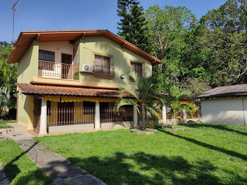 Casa En Venta En Urb. El Castaño, Maracay. 23-4819. Lln