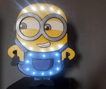 Imagen 3 de 5 de Minion Lampara Led Madera Realizado A Mano