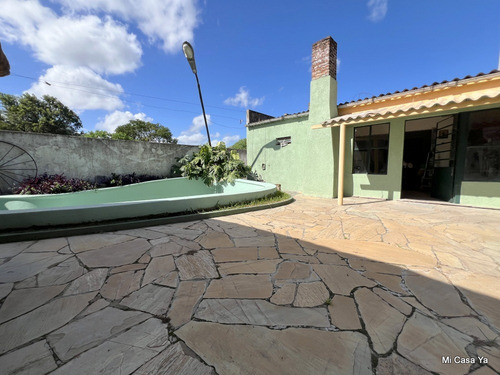 Venta De Gran Casa Padrón Único En San Ramón, Sobre Avenida Principal, Con Piscina, Garage Para 3 Vehículos, 4 Dormitorios, 2 Baños, Barbacoa, Quincho, Ideal Familia Numerosa, Empresa O Clínica, Divin