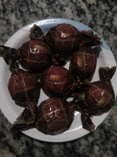 Imagem 3 de 5 de Trufas ,bolos No Pote E Pirulitos Personalizados