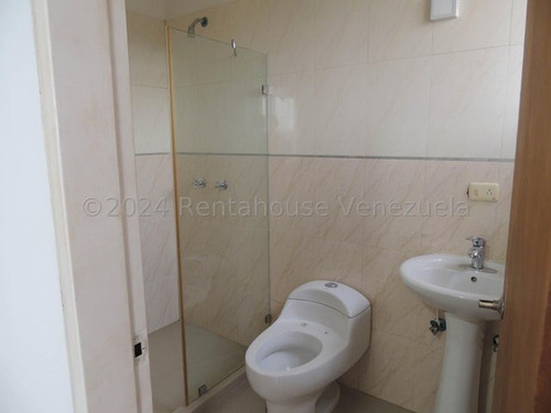 Apartamento A Estrenar, Con Excelente Ubicación El Parral 24-22142