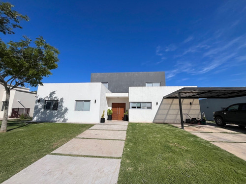 Casa De Dos Plantas Con Pileta En Venta, Barrio San Matias, Escobar