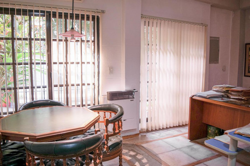 Venta - Casa En Block 7 Amb. Con Jardín Y Terraza En San Isidro, Gran Ubicación