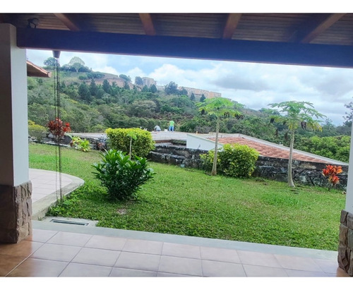 Casa En Venta En La Lagunita Con JardÃn En Calle Cerrada