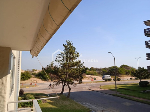 Imagen 1 de 12 de Apartamento De 2 Dormitorios Frente Al Mar En Venta, Playa Mansa
