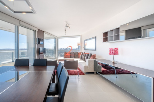 Venta De Apartamento Piso Alto A Pasos De Playa Mansa, Tres Dormitorios Más Servicio- Ref: 5332