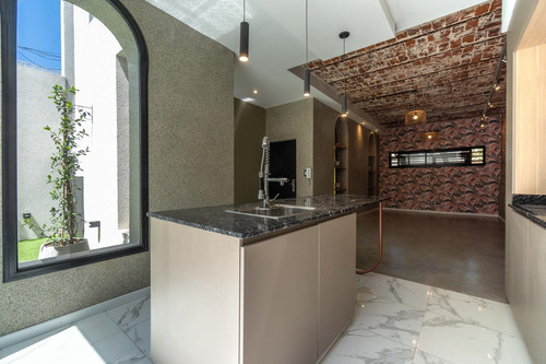 Venta - Casa De 3 Dormitorios, Con Cochera, Parrillero Y Balcón. Refinería, Rosario.