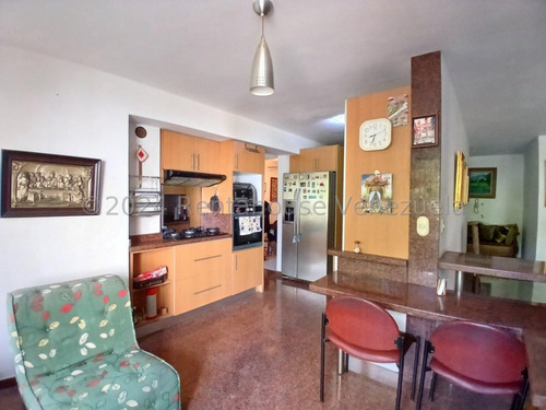 En Bella Residencia, Apartamento Amplio Y Muy Bien Ubicado. 25-3804