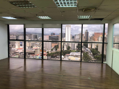 Con Vista Al Avila!!! Se Alquila Espectacular Oficina En La Torre Credicard, El Bosque, Caracas.