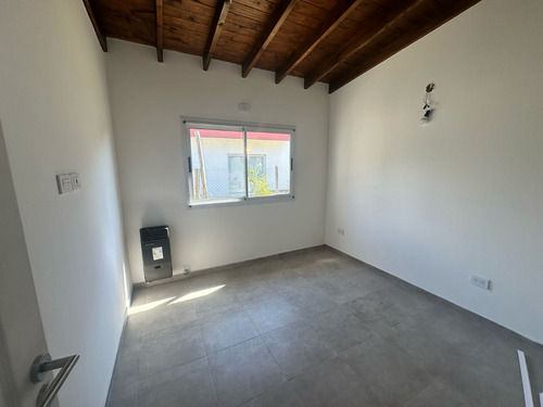 Moderna Casa A Estrenar Con Jardín Al Frente En Planta Baja