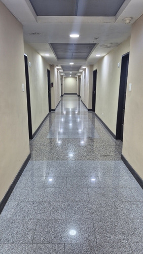 Vendo Oficina En Centro Empresarial Lecheria. Av Principal