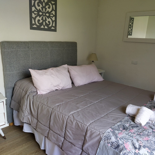 Imagen 16 de 17 de Cabaña Cercana Al Lago; Equipada Para 5 Personas; Con Aire Acondicionado; Cuenta Con Parrilla; Pérgola; Cochera Y Pelopincho En Un Predio Exclusivo Y Cerrado Alquiler Por Dia; Semana; O Mes .