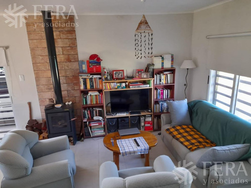 Imagen 3 de 13 de Venta Casa De 4 Ambientes Con Galería, Patio Y Piscina En Arturo Segui (28708)