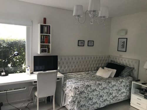 Casa Moderna En Abril Cc Con Gran Parque Y Quincho
