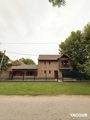 Casa En Venta - 4 Dormitorios 2 Baños - 400mts2 - La Plata-villa Elisa.