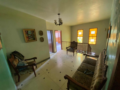 Casa Con Patio Para Remodelar En El Recreo, Conjunto Privado Cerca De La Redoma De Guaparo - At