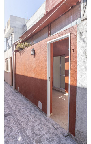 Ph En Venta. Casa De Pasillo. Un Dormitorio.