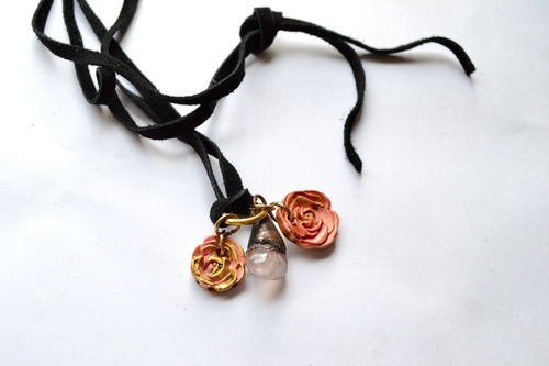 Imagen 4 de 5 de Colgante De Cuarzo Rosa Y Flores Con Tiento De Cuero, Cod1
