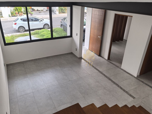 Casa De Autor En Zibata En Venta O Renta Con Recámara En Planta Baja O Estudio