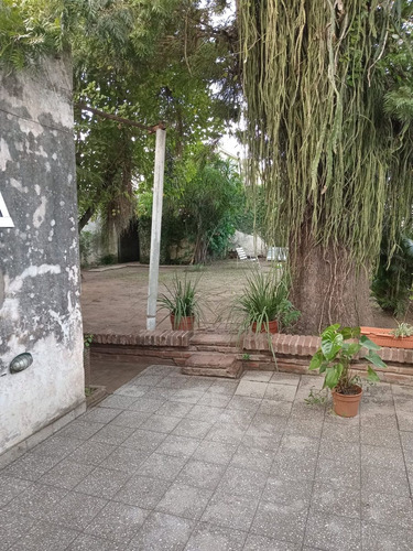 Casa Centrica, Dos Plantas, Garage, Amplio Patio.