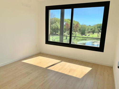 Imagen 7 de 16 de Casa A Estrenar En Barrio Privado. 3 Dorm + Escritorio. Fondo Con Vista Al Lago, Piscina Y Parrillero