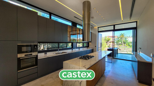 Casa A La Venta Al Río Con Amarra En El Barrio El Yacht. Nordelta.