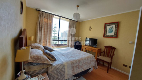 Departamento En Arriendo De 3 Dormitorios. En Santo Domingo