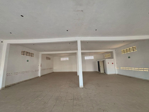 Renta De Local Comercial En Av. Principal En Planta Alta