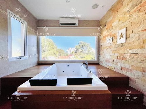 Excelente Casa De 4 Dormitorios, Piscina Climatizada Y Barbacoa En Pinares, Punta Del Este