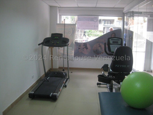 Altamira !! Fabuloso Local Comercial A Nivel De Calle, Frente A La Plaza Altamira, 130 M2, 2 Baños, 8 Espacios De Trabajo, Zona De Alto Tránsito Vehículos Y Personas. Ubicación Estratégica !!