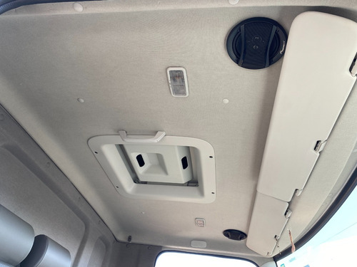 Imagem 10 de 14 de Vw 17.230 Robust 4x2 2019 Toco Com Baú Frigorífico Gancheiro