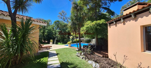 Casa En Venta En Jardines De Cordoba, Zona De Los Colegios 3 Dormitorios- Ref: 19355