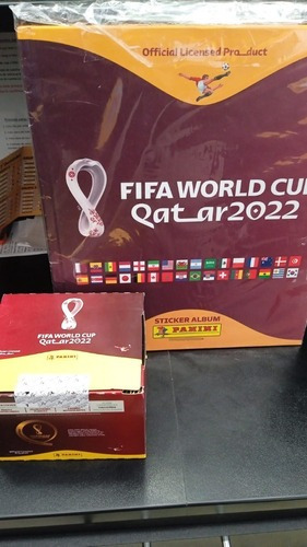 Kit álbum FIFA World Cup Qatar 2022 con sobres Panini bordó/dorado tapa dura + 104 packs de figuritas en caja