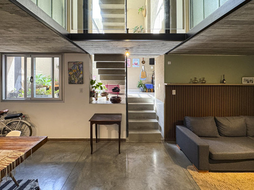 Casa De Pasillo Moderna Con 3 Dormitorios, Patio Y Terraza