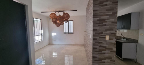 Casa En Renta En Las Americas. 3 Recamaras, 1 Baño Y Medio, Cochera Techada.