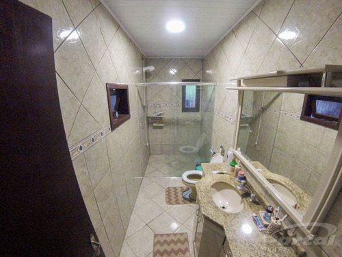 Ótima Casa No Bairro Ribeirão Fresco, Imóvel Conta Com 3 Dormitórios, 2 Banheiros, Cozinha, Sala De Estar E Jantar, Área De Festas, Área De Serviço E Um Excelente Espaço De Terreno. - 3579615v