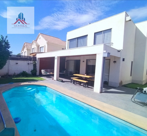 Casa Estilo Mediterraneo Al Interior De Condominio