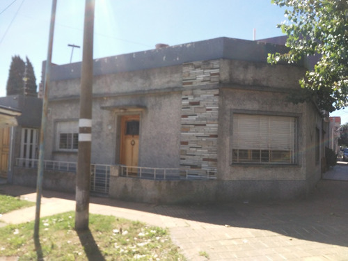 Casa De 4 Ambientes Y 2 Baños En Bernal Oeste.