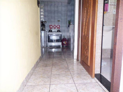 Imagem 13 de 23 de Ambientes Amplos, Arejados, Quintal, Jardim, Localizado Em Rua Que Não Enche, Proximo Do Centro De São Vicente. - Hm2207