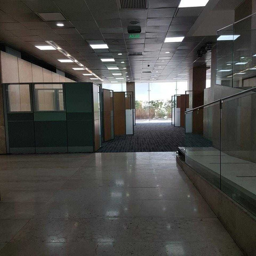 Metro El Golf / / Av. Apoquindo