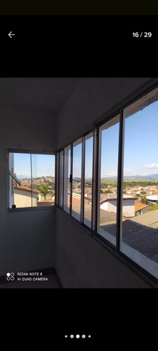Casa De 3 Quartos, 2 Banheiros E Quintal No Fundo