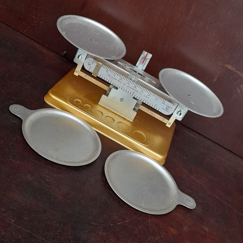 Imagem 2 de 9 de Balança Pelouze Mfc 50g Antiga Com Caixa E Pratos Made Usa