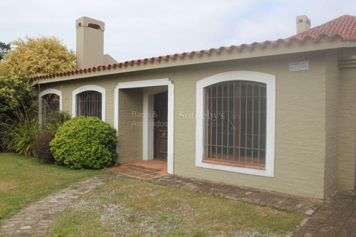Casa Con Bungalow Y Jardín.