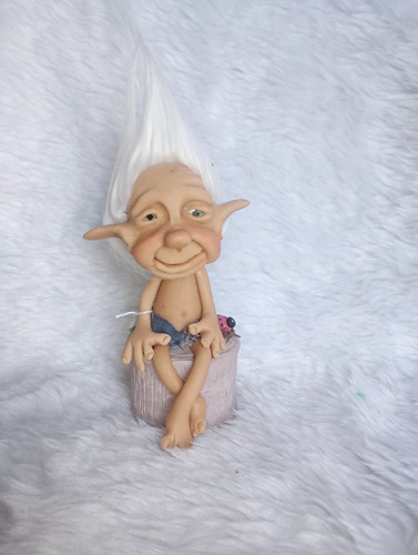 Duende Sentado En Un Tronco Blanco