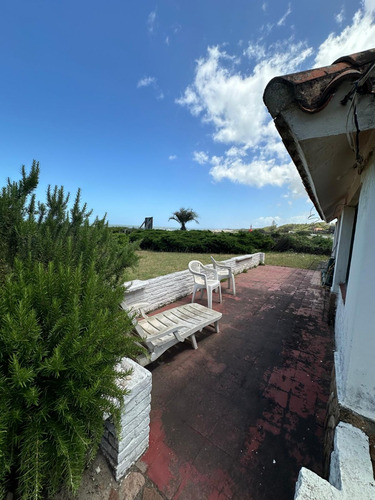 Exclusiva Residencia De Época A Pie De Playa Con Un Terreno Natural Y Vistas Espectaculares