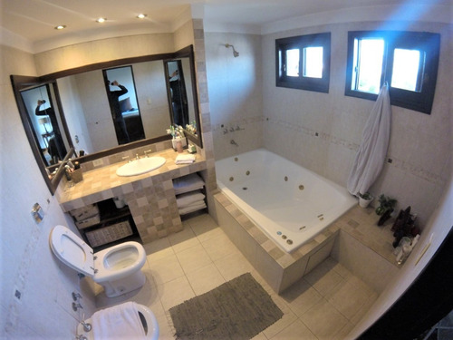 Imagen 7 de 14 de Chalet 7 Amb Con Fondo - Quincho - Pileta // Urquiza 256